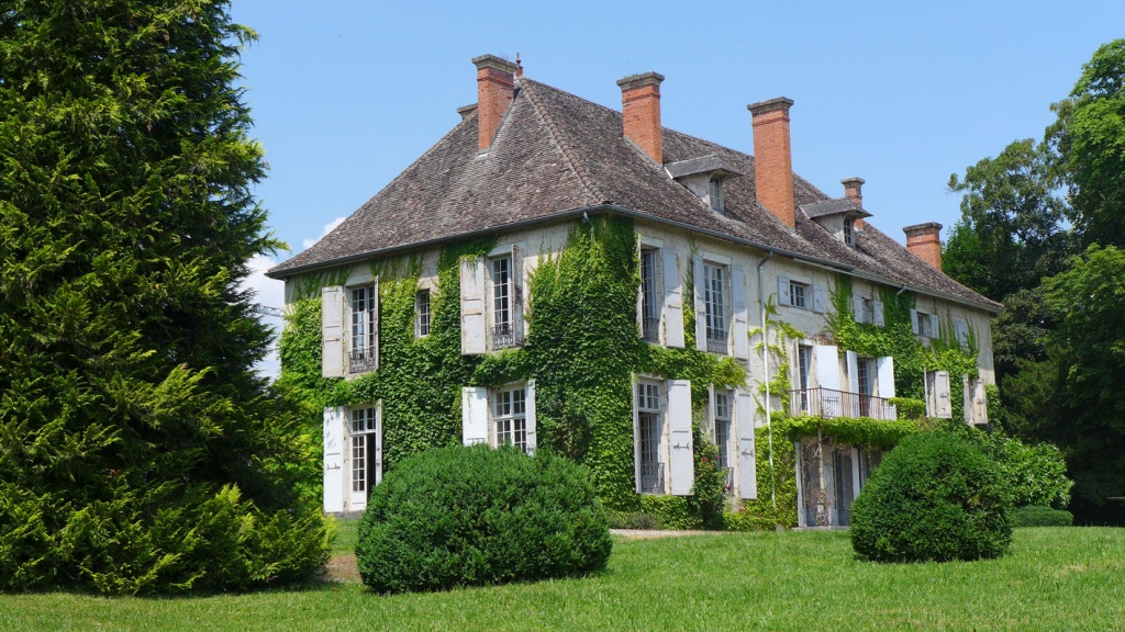 VENDU Élégant manoir avec dépendances à 1 h de Genève. Terres