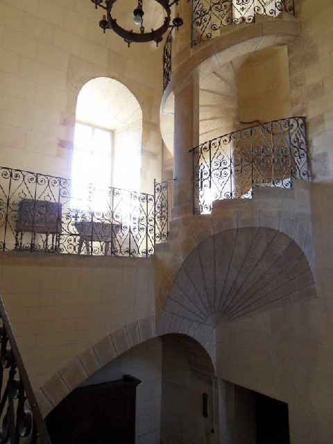 Une autre vue de la cage d'escalier en pierre