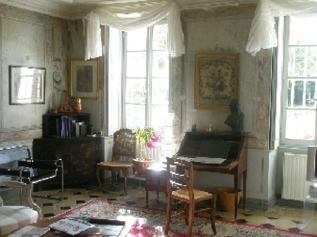 Bureau (ancienne salle à manger), avec sol à cabochons et peintures murales