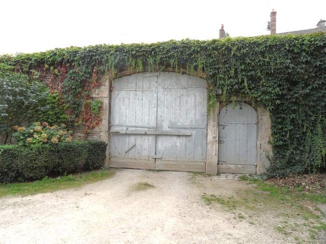 22 - porche d'entrée et mur d'enceinte porche d'entrée et mur d'enceinte