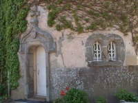 détail de la porte d'entrée de la grande tour