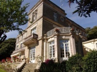 Chateau en parfait état sur une île de la côte Atlantique