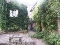 Une jolie petite maison, restaurée avec goût, dans un charmant village de la Côte Chalonnaise (71)...