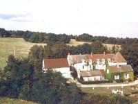 ancienne vue aérienne. La façade (avec sa vue exceptionnelle) a été modifiée, à son avantage)