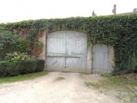 porche d'entrée et mur d'enceinte