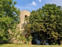 Le jardin donne sur un rempart avec tour monumentale